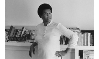 Τα 25 καλύτερα λογοτεχνικά έργα γραμμένα από γυναίκες συγγραφείς – από τη Μέρι Σέλεϊ στην Έλενα Φερράντε